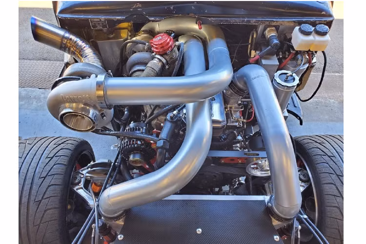 Litespeed Racing đã cung cấp bộ la-zăng GT10 mới và chúng thực sự ấn tượng, nhẹ hơn 1,8 kg mỗi la-zăng so với thiết lập trước đây của Birdsall. Chưa hết, chúng không chỉ nhẹ hơn mà còn cứng cáp hơn. Giảm bớt trọng lượng đã có ảnh hưởng đáng kể lên khả năng xử lý, phanh, gia tốc, và thậm chí chỉ số tiêu thụ nhiên liệu. Tuy nhiên, với một hệ thống động cơ tăng áp Cummins sản sinh tới 1.400 mã lực, tiết kiệm thêm chút nhiên liệu chắc hẳn không phải vấn đề ưu tiên của Birdsall.