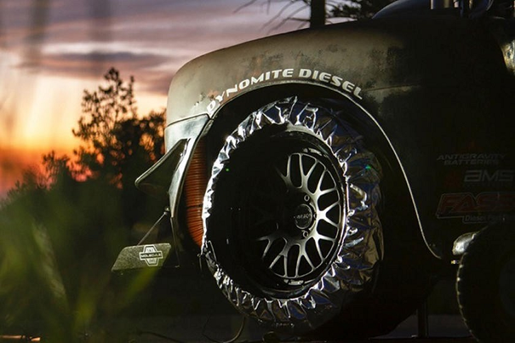 Giảm trọng lượng có thể là một thử thách lớn khi bạn cần lái “ông nội” của Ford F-150 hiện đại, nhưng đó chính là những gì Scott Birdsall đã làm. Chiếc Ford F1 đời 1949 của ông ấy, biệt danh Old Smokey F1, đã lập kỷ lục Pikes Peak mới đối với xe chạy dầu, và ông ấy đạt thành công năm nay chỉ nhờ một sự thay đổi: bánh xe trọng lượng nhẹ