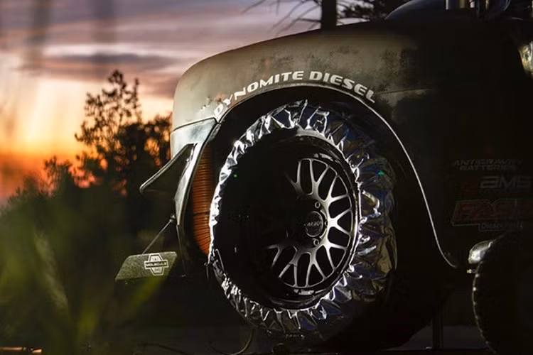 Giảm trọng lượng có thể là một thử thách lớn khi bạn cần lái “ông nội” của Ford F-150 hiện đại, nhưng đó chính là những gì Scott Birdsall đã làm. Chiếc Ford F1 đời 1949 của ông ấy, biệt danh Old Smokey F1, đã lập kỷ lục Pikes Peak mới đối với xe chạy dầu, và ông ấy đạt thành công năm nay chỉ nhờ một sự thay đổi: bánh xe trọng lượng nhẹ