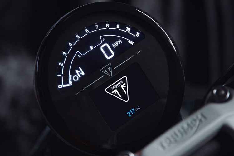 Hệ thống phanh trên Trident 660 được thực hiện bởi Nissin, với kẹp phanh hai pít-tông trên đĩa đôi 310 mm và bộ kẹp phanh một pít-tông Nissin ở phía sau với đĩa đơn 255 mm. ABS là tiêu chuẩn và có hai chế độ lái gồm Road và Rain tích hợp với kiểm soát độ bám đường có thể chuyển đổi (thực hiện thông qua tùy chọn trên menu).