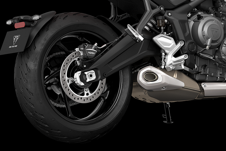 Hệ thống đèn pha được thiết kế mới với cụm đèn pha LED đơn, tròn, 7 inch thay thế kiểu đèn pha đôi trên một số mẫu xe đàn anh, đèn hậu và xi nhan LED. Bảng điều khiển là một màn hình TFT-LCD tròn, hiển thị "trắng trên nền đen".