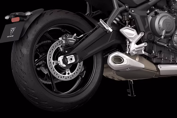 Hệ thống đèn pha được thiết kế mới với cụm đèn pha LED đơn, tròn, 7 inch thay thế kiểu đèn pha đôi trên một số mẫu xe đàn anh, đèn hậu và xi nhan LED. Bảng điều khiển là một màn hình TFT-LCD tròn, hiển thị "trắng trên nền đen".