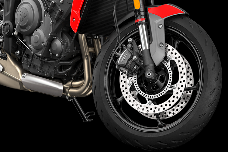 Hệ thống treo của Triumph Trident 660 mới là phuộc Showa đường kính 41 mm không thể điều chỉnh, phía sau là phuộc đơn Showa có thể điều chỉnh.
