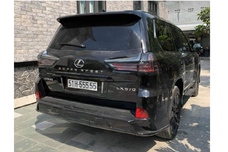 Mẫu xe SUV hạng sang Lexus LX570 đeo biển "ngũ quý" 5 tại Sài Gòn này vẫn sử dụng động cơ V8, dung tích 5.7 lít, sản sinh công suất tối đa 367 mã lực tại vòng tua máy 5.600 vòng/phút và mô-men xoắn cực đại 530 Nm tại vòng tua máy 3.200 vòng/phút.