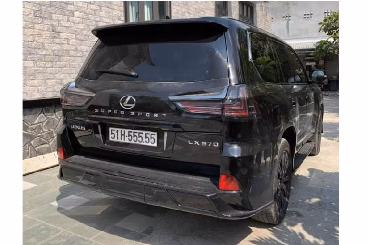 Mẫu xe SUV hạng sang Lexus LX570 đeo biển "ngũ quý" 5 tại Sài Gòn này vẫn sử dụng động cơ V8, dung tích 5.7 lít, sản sinh công suất tối đa 367 mã lực tại vòng tua máy 5.600 vòng/phút và mô-men xoắn cực đại 530 Nm tại vòng tua máy 3.200 vòng/phút.