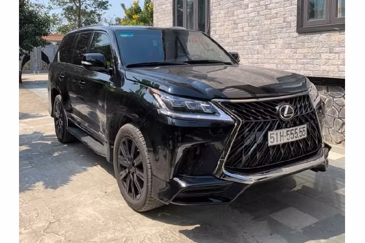 Sức mạnh của động cơ được truyền tới bánh thông qua hộp số tự động 8 cấp. Lexus LX570 biển "ngũ quý" 5 này còn có 5 chế độ lái khác nhau là Normal, Eco, Comfort, Sports và Sports+.