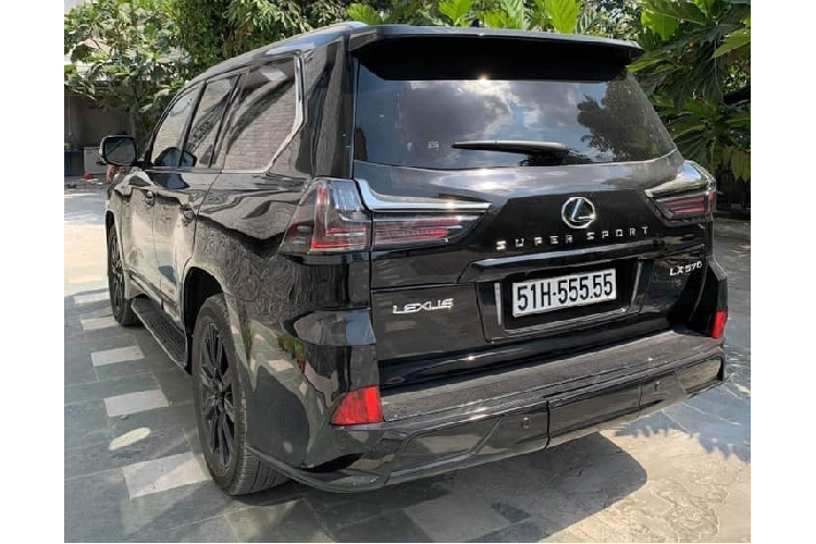 Chiếc SUV hạng sang Lexus LX570 biển ngũ quý 5 này có ngoại thất khá giống với phiên bản LX570 Super Sport. Chẳng hạn như phần lưới tản nhiệt thiết kế rất đẹp mắt và sơn đen của bản cao cấp nhất. Nhưng một số chi tiết bên hông xe và đuôi xe lại không thể hiện đây là một chiếc Lexus LX570 Super Sport nguyên bản.