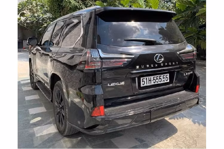 Chiếc SUV hạng sang Lexus LX570 biển ngũ quý 5 này có ngoại thất khá giống với phiên bản LX570 Super Sport. Chẳng hạn như phần lưới tản nhiệt thiết kế rất đẹp mắt và sơn đen của bản cao cấp nhất. Nhưng một số chi tiết bên hông xe và đuôi xe lại không thể hiện đây là một chiếc Lexus LX570 Super Sport nguyên bản.