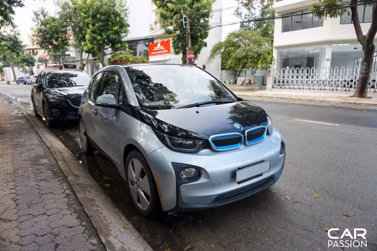 Chiếc BMW i3 chạy điện này về Việt Nam dưới đơn đặt hàng của chủ một doanh nghiệp kinh doanh vận tải hành khách nổi tiếng nhằm thử nghiệm mục đích chuyển đổi các mẫu xe taxi chạy xăng sang lô xe chạy điện. Tuy vậy, một điều đáng tiếc là mẫu xe điện hàng hiếm này hiện nay đã đổi chủ và dự án nói trên vẫn chưa được “bật đèn xanh”.