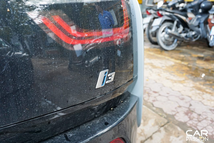 Điều này tương đối dễ hiểu khi i3 không sở hữu ngoại hình sắc sảo như BMW i8, thiết kế thân xe trên BMW i3 mang hướng thiên về mục đích sử dụng cho gia đình hơn. Phần đầu xe i3 mang thiết kế tối giản với cụm lưới tản nhiệt kép “quả thận” trứ danh của BMW, tuy nhiên lưới tản nhiệt trên xe chỉ có tác dụng trang trí vì i3 là mẫu xe chạy điện hoàn toàn.