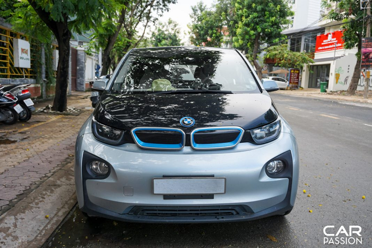 Ra mắt thế giới lần đầu tiên vào năm 2013, chiếc xe điện BMW i3 tại Việt Nam này thuộc dự án xe hybrid của thương hiệu Đức. Nó sở hữu thiết kế đi trước thời đại và vận hành thân thiện với môi trường có tên là “Project i” của hãng xe Đức.