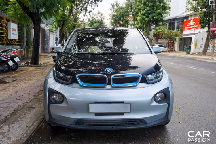 Ra mắt thế giới lần đầu tiên vào năm 2013, chiếc xe điện BMW i3 tại Việt Nam này thuộc dự án xe hybrid của thương hiệu Đức. Nó sở hữu thiết kế đi trước thời đại và vận hành thân thiện với môi trường có tên là “Project i” của hãng xe Đức.