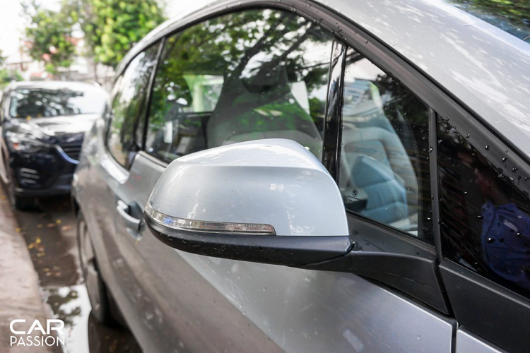 Đặc biệt hơn khi xung quanh phần lưới tản nhiệt được viền màu xanh ấn tượng, logo BMW đặt trên phần nền xanh, đây đều là những đặc điểm nổi bật trên các mẫu xe hybrid thuộc gia đình BMW. Cụm đèn chiếu sáng áp dụng công nghệ LED có thiết kế mang hình chữ “U” lạ mắt, phía dưới là cụm đèn sương mù hình tròn. Hai bên hông xe xuất hiện các đèn xi-nhan màu cam, đây là trang bị an toàn bắt buộc trên những mẫu xe được nhập khẩu vào thị trường Mỹ.