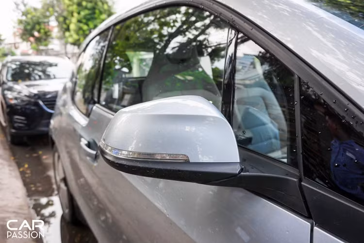 Đặc biệt hơn khi xung quanh phần lưới tản nhiệt được viền màu xanh ấn tượng, logo BMW đặt trên phần nền xanh, đây đều là những đặc điểm nổi bật trên các mẫu xe hybrid thuộc gia đình BMW. Cụm đèn chiếu sáng áp dụng công nghệ LED có thiết kế mang hình chữ “U” lạ mắt, phía dưới là cụm đèn sương mù hình tròn. Hai bên hông xe xuất hiện các đèn xi-nhan màu cam, đây là trang bị an toàn bắt buộc trên những mẫu xe được nhập khẩu vào thị trường Mỹ.