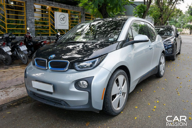 Giá xe BMW i3 thời điểm mới ra mắt được bán ra khoảng 34.950 Euro (tương đương 46.300 USD) cho bản chạy điện và 39.450 Euro (52.320 USD) cho bản Range Extender tại Châu Âu. Mẫu xe điện tương lai BMW i3 tại Việt Nam thời điểm mới về nước vào năm 2015 có giá bán vào khoảng 2,5 tỷ đồng sau khi đóng toàn bộ thuế và phí để ra biển.