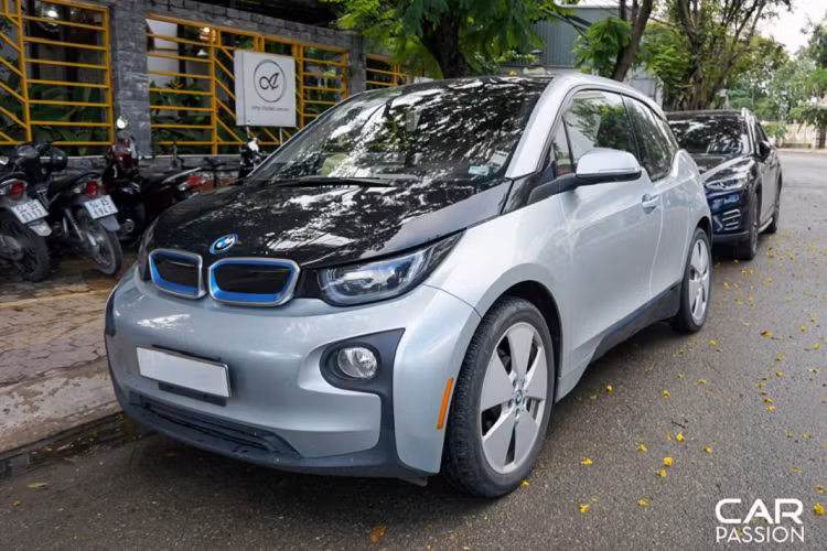 Giá xe BMW i3 thời điểm mới ra mắt được bán ra khoảng 34.950 Euro (tương đương 46.300 USD) cho bản chạy điện và 39.450 Euro (52.320 USD) cho bản Range Extender tại Châu Âu. Mẫu xe điện tương lai BMW i3 tại Việt Nam thời điểm mới về nước vào năm 2015 có giá bán vào khoảng 2,5 tỷ đồng sau khi đóng toàn bộ thuế và phí để ra biển.