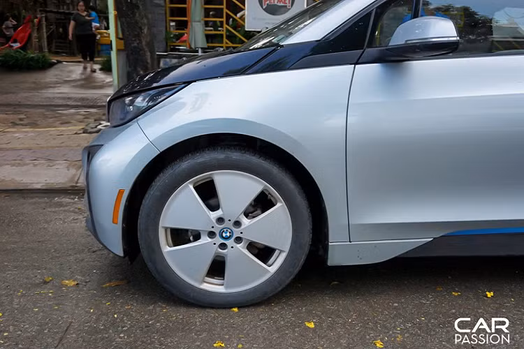 Tuy không sở hữu thiết kế đẹp mắt như BMW i8, dòng xe i3 vẫn mang về cho BMW những giải thưởng đáng tự hào như xe xanh của năm 2014 và thiết kế xe hơi ấn tượng năm 2014. Với thiết kế như một “bé hạt tiêu”, BMW i3 sở hữu kích thước tổng thể khá nhỏ gọn bao gồm chiều dài x rộng x cao lần lượt là 3.999 x 1.775 x 1.578 mm, ngoại hình “khiêm tốn” là điểm cộng cho sự di chuyển linh hoạt, đặc biệt khi phải đối mặt với một nơi có mật độ giao thông đông đúc như TP HCM.