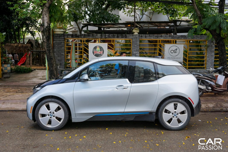 BMW i3 sử dụng sức mạnh từ bộ pin lithium-ion 22 kWh và một mô-tơ điện để vận hành, sản sinh công suất tối đa 170 mã lực và mô men xoắn cực đại 250 Nm. Với mô-tơ điện và bộ pin này, BMW i3 có thể vận hành quãng đường 130-160 km sau mỗi lần sạc đầy pin, thậm chí có thể di chuyển gần 200 km nếu sử dụng chế độ tiết kiệm năng lượng. Thời gian sạc tiêu chuẩn 8 tiếng và có thể sạc qua ổ cắm thông thường, ổ cắm công cộng hoặc bộ sạc Wallbox đặc biệt của BMW. Nếu sử dụng sạc nhanh, BMW i3 chỉ mất 30 phút để nạp 80% bộ pin.