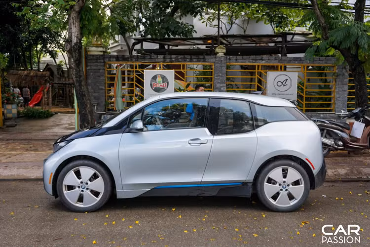 BMW i3 sử dụng sức mạnh từ bộ pin lithium-ion 22 kWh và một mô-tơ điện để vận hành, sản sinh công suất tối đa 170 mã lực và mô men xoắn cực đại 250 Nm. Với mô-tơ điện và bộ pin này, BMW i3 có thể vận hành quãng đường 130-160 km sau mỗi lần sạc đầy pin, thậm chí có thể di chuyển gần 200 km nếu sử dụng chế độ tiết kiệm năng lượng. Thời gian sạc tiêu chuẩn 8 tiếng và có thể sạc qua ổ cắm thông thường, ổ cắm công cộng hoặc bộ sạc Wallbox đặc biệt của BMW. Nếu sử dụng sạc nhanh, BMW i3 chỉ mất 30 phút để nạp 80% bộ pin.