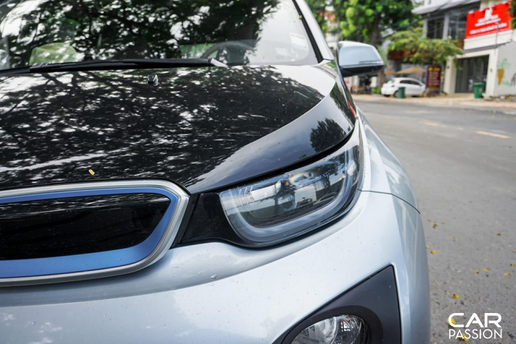 Người anh em BMW i8 được giới thiệu muộn hơn nhưng lại là mẫu xe hybrid tạo được tiếng vang cho dòng sản phẩm mang hơi thở tương lai của BMW, bằng chứng cho sự thành công của BMW i8 là số lượng xe lên đến hàng chục chiếc liên tục được nhập khẩu về Việt Nam trong năm 2015, trong khi đó, i3 chỉ có vỏn vẹn một chiếc được nhập về dù có giá bán “dễ chịu” hơn.