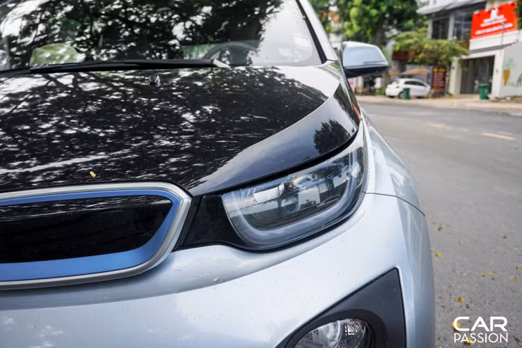 Người anh em BMW i8 được giới thiệu muộn hơn nhưng lại là mẫu xe hybrid tạo được tiếng vang cho dòng sản phẩm mang hơi thở tương lai của BMW, bằng chứng cho sự thành công của BMW i8 là số lượng xe lên đến hàng chục chiếc liên tục được nhập khẩu về Việt Nam trong năm 2015, trong khi đó, i3 chỉ có vỏn vẹn một chiếc được nhập về dù có giá bán “dễ chịu” hơn.