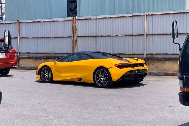 Trước đó, có không ít tin đồn về việc một cặp siêu xe McLaren 720S Spider màu vàng đã có mặt tại các kho cảng ở Việt Nam. Nhưng mãi đến nay, một chiếc McLaren 720S Spider màu vàng mới được làm xong các thủ tục thông quan.