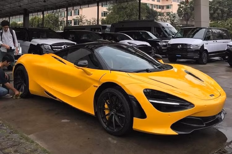 Siêu xe mui trần McLaren 720S Spider cũng chỉ cần thời gian 7,9 giây để tăng tốc từ 0-200 km/h trước khi đạt vận tốc tối đa 341 km/h tương tự như bản Coupe. Tuy nhiên, khi biến thành chiếc siêu xe mui trần, McLaren 720S Spider chỉ có thể đạt vận tốc tối đa 325 km/h. Theo thông tin người rao bán, giá xe McLaren 720S Spider mui trần màu vàng độc nhất Việt Nam khoảng hơn 23 tỷ đồng