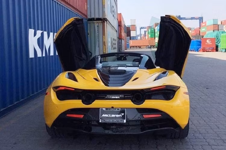 Phải mất gần 4 tháng sau khi loạt hình ảnh khui công tại Việt Nam được chia sẻ lên mạng xã hội, chiếc siêu xe McLaren 720S Spider màu vàng mới được làm xong các thủ tục thông quan. Lý do có thể đến từ việc lúc xe mới về nước đang tìm kiếm chủ nhân nên nằm tại ở cảng để chờ có người rước về.