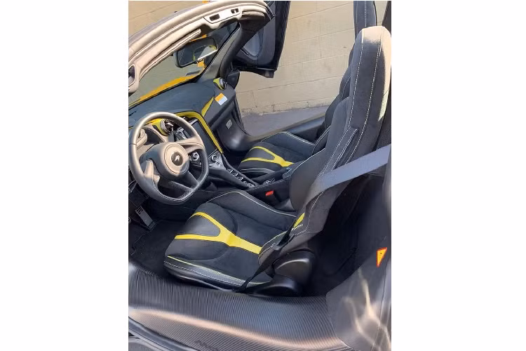 Như vậy, các đại gia Việt đã chính thức sở hữu 3 chiếc siêu xe mui trần McLaren 720S Spider, chiếc đầu tiên mang màu trắng, chiếc thứ 2 mang màu đỏ và mới đây là chiếc McLaren 720S Spider màu vàng mới làm xong các thủ tục thông quan.