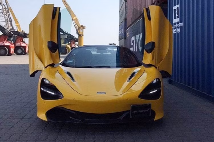 Thực tế ra, chiếc siêu xe McLaren 720S Spider màu vàng mới được thông quan vào trưa nay đã không còn xa lạ tại Việt Nam, đây chính là chiếc McLaren 720S Spider thứ 2 có mặt tại Việt Nam. Siêu xe mui trần này được nhập khẩu từ thị trường Mỹ.