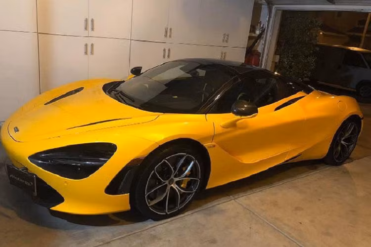 Xe từng có giá rao bán hơn 23 tỷ đồng.Siêu xe mui trần McLaren 720S Spider mới được thông quan sở hữu ngoại thất sơn màu vàng óng ả, tương tự như màu sơn của chiếc McLaren 650S Spider đang nằm trong garage của gia đình Phan Thành.