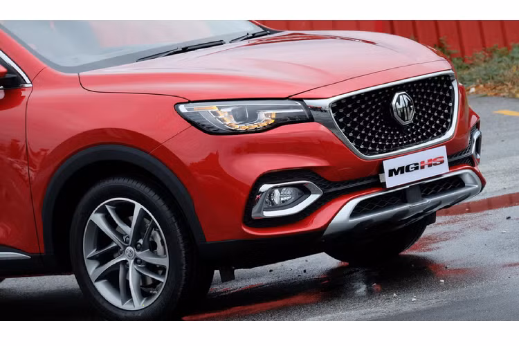 Sức mạnh được truyền xuống cầu trước (FWD; không có AWD) thông qua hộp số tự động ly hợp kép 7 cấp TST - Twin Clutch Sportronic Transmission. Ở một số thị trường khác, MG HS còn có phiên bản máy 2.0L tăng áp (20L4E) cho công suất 214 mã lực sử dụng kết hợp với hệ dẫn động 4 bánh (AWD).