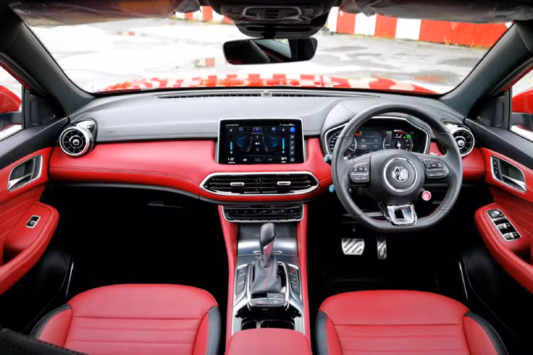 MG HS sở hữu kích thước (DxRxC) lần lượt: 4.574 x 1.876 x 1.664 đi cùng với chiều dài cơ sở 2.720mm. Làm một chút so sánh, kích thước của MG HS nhỉnh hơn nếu so với Mazda CX-5 về chiều dài tổng thể cho đến chiều dài cơ sở (4.550 x 1.840 x 1.680mm + chiều dài cơ sở 2.700mm).