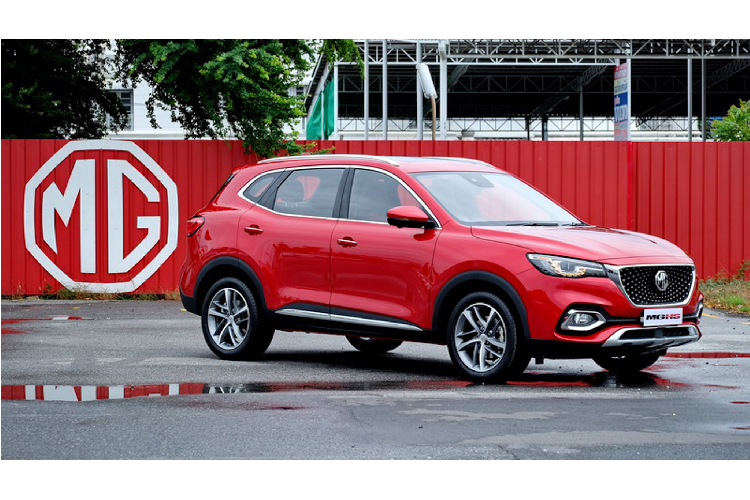 Nguyên mẫu MG HS hoàn toàn mới được bắt gặp khi đang chạy thử được che kín logo xe lẫn mác xe. Xe có ngoại thất màu đỏ, mang biển số tạm T88. Có thể khẳng định, mẫu xe MG HS đã được lên kế hoạch phân phối tại thị trường Việt.