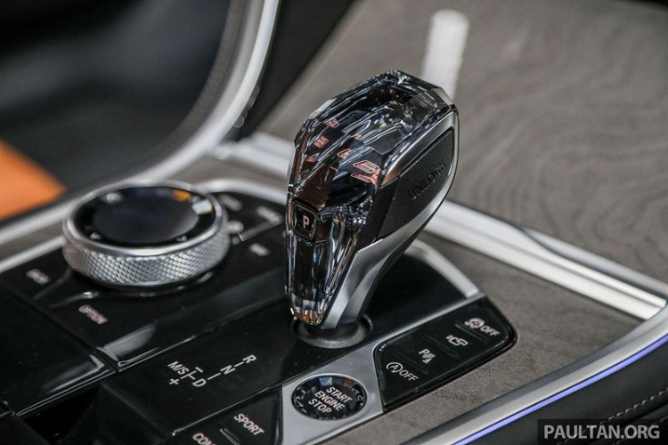 Đặc biệt, xe cũng được tích hợp sẵn hệ thống ống xả thể thao cho ra những âm thanh phấn khích hơn.