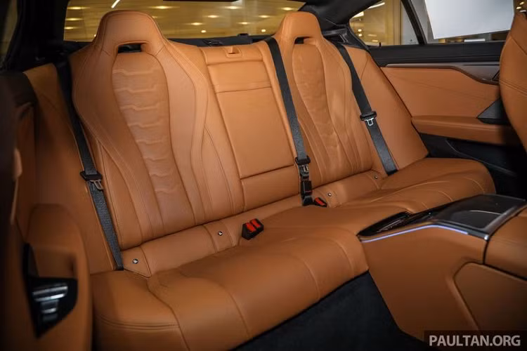 Một số trang bị an toàn trên BMW 840i GranCoupe M-Sport 2020 có thể kể tới như gói Driving Aid Professional, Parking Assistant Plus, camera 360 độ, hệ thống kiểm soát ổn định thân xe, hệ thống kiểm soát phanh khi vào cua, hệ thống kiểm soát lực phanh chủ động, ABS hỗ trợ lực phanh, hệ thống chống trượt..