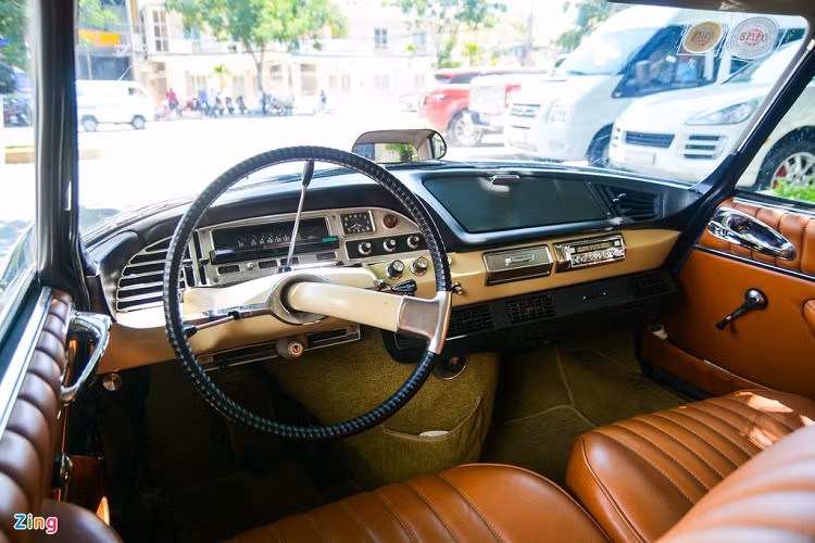 Nội thất của xe vẫn giữ được thiết kế nguyên bản, tuy nhiên các chi tiết ốp nhựa trên táp-lô, vô lăng đã bị phai màu theo năm tháng. Gương chiếu hậu trung tâm trên DS 21 được đặt phía dưới khu vực táp-lô, kiểu thiết kế này đã bị loại bỏ vì khả năng quan sát phía sau kém. 