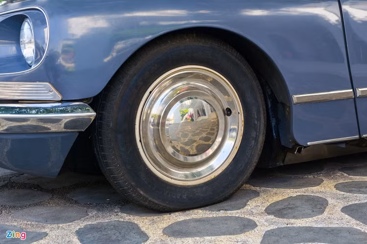 Citroen thiết kế DS với gầm xe khá thấp, bánh sau được che kín giúp giảm sức cản không khí. Chiếc xe trong bài vẫn dùng bộ mâm 15 inch nguyên bản với tấm ốp màu chrome sáng bóng. 