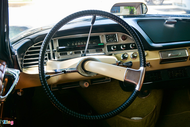 Citroen DS từng được đánh giá là dòng xe tiên tiến nhất thế giới vào thời điểm ra mắt. Các kỹ sư của Citroen trang bị cho mẫu xe này hệ thống treo thủy lực, cho phép thay đổi độ cao gầm chỉ bằng một nút nhấn. Vô lăng của DS 21 được thiết kế dạng một chấu độc đáo.