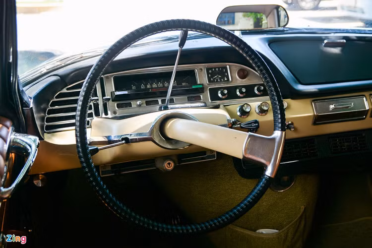 Citroen DS từng được đánh giá là dòng xe tiên tiến nhất thế giới vào thời điểm ra mắt. Các kỹ sư của Citroen trang bị cho mẫu xe này hệ thống treo thủy lực, cho phép thay đổi độ cao gầm chỉ bằng một nút nhấn. Vô lăng của DS 21 được thiết kế dạng một chấu độc đáo.