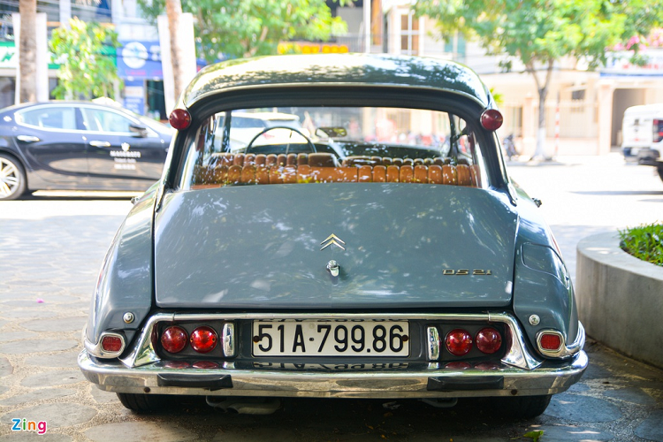 Phần đuôi của DS 21 được vuốt dốc xuống tạo cảm giác gọn gàng. Điểm nhấn phía sau là bộ khung mạ chrome ôm trọn cụm đèn hậu và vị trí gắn biển số. Dù chỉ được sản xuất trong 20 năm nhưng Citroen đã bán được gần 1,5 triệu chiếc DS 21. Hơn 80% xe bán ra được sản xuất tại nhà máy Paris Quai Andre-Citroen, Pháp .