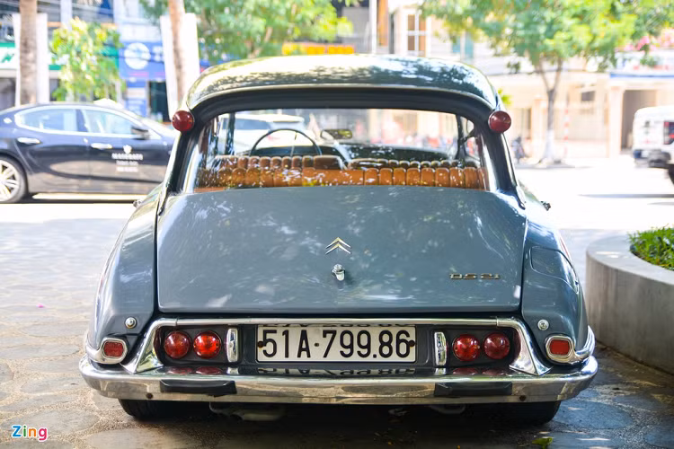 Phần đuôi của DS 21 được vuốt dốc xuống tạo cảm giác gọn gàng. Điểm nhấn phía sau là bộ khung mạ chrome ôm trọn cụm đèn hậu và vị trí gắn biển số. Dù chỉ được sản xuất trong 20 năm nhưng Citroen đã bán được gần 1,5 triệu chiếc DS 21. Hơn 80% xe bán ra được sản xuất tại nhà máy Paris Quai Andre-Citroen, Pháp .