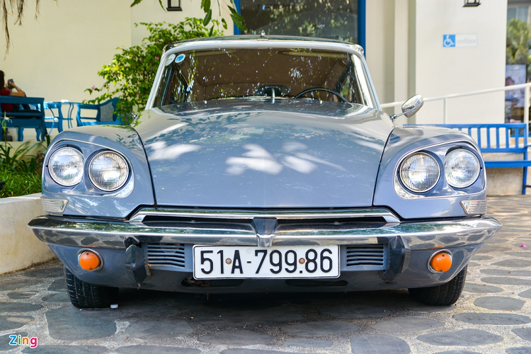 Dù có tuổi đời khoảng 50 năm nhưng chiếc xe vẫn giữ được kiểu dáng nguyên vẹn. Nhìn từ phía trước, Citroen DS 21 tại Việt Nam nổi bật với cụm đèn pha đôi dạng mắt ếch, bên dưới là thanh chrome dày chạy ngang đầu xe. Các chi tiết như chóa đèn, thanh chrome vẫn còn độ sáng bóng và không bị ố vàng.