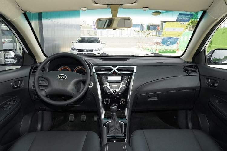 Trong tuần qua, BYD đã ra mắt biến bản mới nhất của F3, và mặc dù đúng là chiếc sedan 4 cửa một lần nữa được nâng cấp chút hình thức thẩm mỹ, thế nhưng nhiêu đó là không đủ che giấu sự thực nó đến từ một thời đại khác. Điểm thể hiện rõ hơn cả là nội thất với một mặt táp lô nổi bật vẻ… lỗi thời. Thậm chí, chiếc xe vẫn có trang bị khe cắm thẻ SD, một thứ chẳng ai còn dùng.