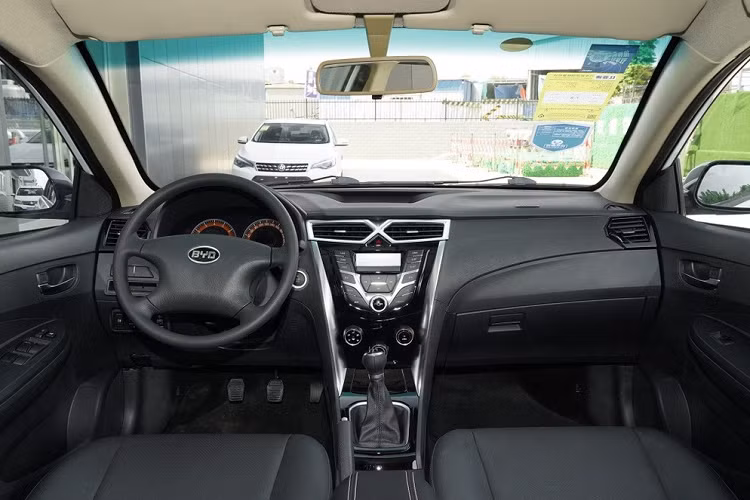 Trong tuần qua, BYD đã ra mắt biến bản mới nhất của F3, và mặc dù đúng là chiếc sedan 4 cửa một lần nữa được nâng cấp chút hình thức thẩm mỹ, thế nhưng nhiêu đó là không đủ che giấu sự thực nó đến từ một thời đại khác. Điểm thể hiện rõ hơn cả là nội thất với một mặt táp lô nổi bật vẻ… lỗi thời. Thậm chí, chiếc xe vẫn có trang bị khe cắm thẻ SD, một thứ chẳng ai còn dùng.