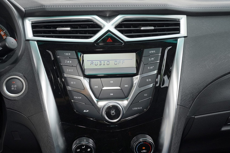 Cụ thể, BYD F3 là một mẫu sedan 5 chỗ hạng C đã ra mắt từ năm 2005. Trải qua hơn 15 năm có mặt trên thị trường, nó đã nhận được rất nhiều cập nhật, chủ yếu là thay đổi phần mũi xe, nhưng thiết kế cơ bản và hệ thống khung gầm thì vẫn giữ nguyên.