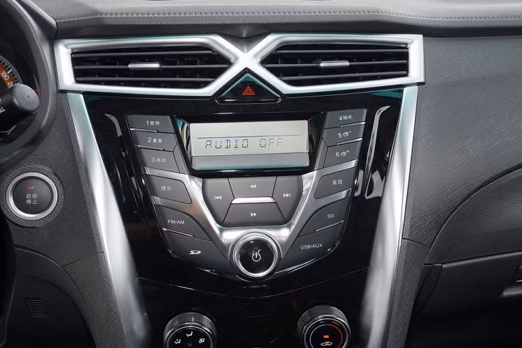 Cụ thể, BYD F3 là một mẫu sedan 5 chỗ hạng C đã ra mắt từ năm 2005. Trải qua hơn 15 năm có mặt trên thị trường, nó đã nhận được rất nhiều cập nhật, chủ yếu là thay đổi phần mũi xe, nhưng thiết kế cơ bản và hệ thống khung gầm thì vẫn giữ nguyên.