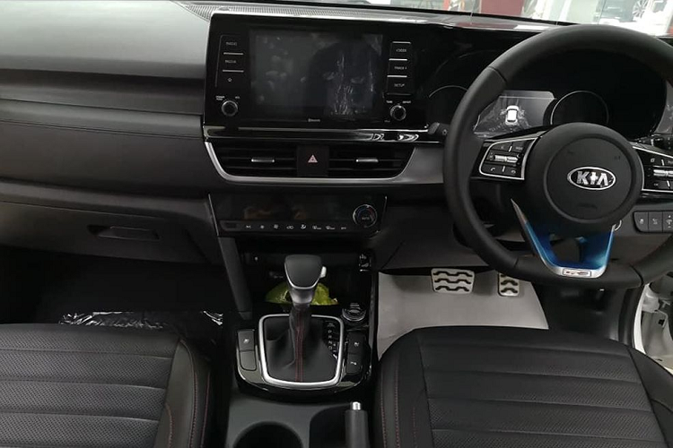 Về trang bị tiện nghi, cả 2 phiên bản EX và GT-line của Kia Seltos tại Malaysia đều có sẵn trang bị màn hình cảm ứng 8 inch có kết nối điện thoại thông minh, hệ thống điều hoà tự động 2 vùng, 6 túi khí, CruiserControl, gương chiếu hậu chống chói.