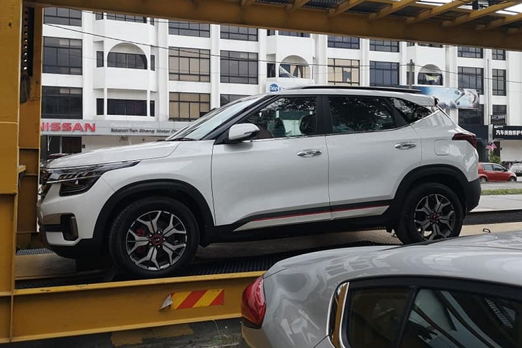 Về trang bị, 2 phiên bản Kia Seltos EX và GT-line đều được tích hợp các công nghệ như đèn LED, mâm 17 inch đi kèm lốp 215/60 và khối động cơ Gamma 4 xy-lanh xăng MPI 1.6L, sản sinh công suất 121 mã lực và 151 Nm mô-men xoắn, đi kèm với hộp số tự động 6 cấp.