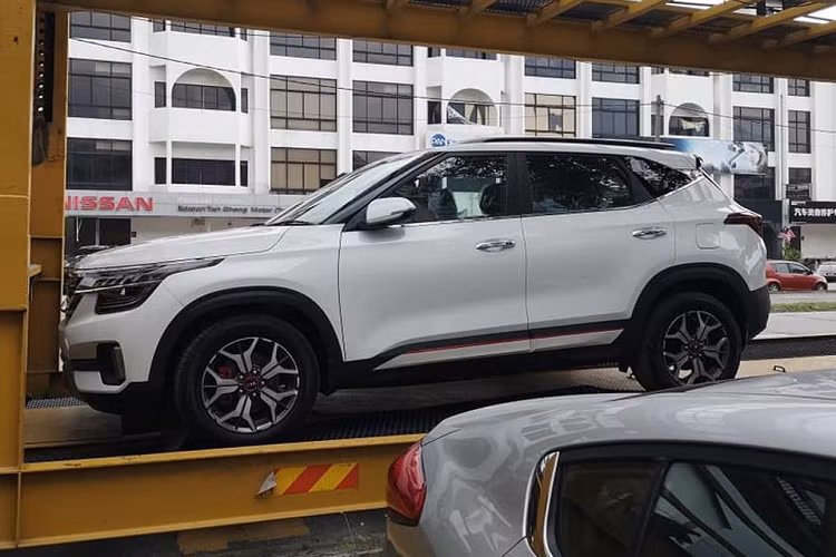 Về trang bị, 2 phiên bản Kia Seltos EX và GT-line đều được tích hợp các công nghệ như đèn LED, mâm 17 inch đi kèm lốp 215/60 và khối động cơ Gamma 4 xy-lanh xăng MPI 1.6L, sản sinh công suất 121 mã lực và 151 Nm mô-men xoắn, đi kèm với hộp số tự động 6 cấp.